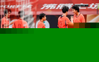2-0到2-2到3-2！中国男足扬眉吐气：读秒绝杀英超豪门，登上榜首